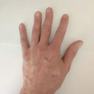 Ich befriedige gerne Deine Neugier auf und deine Sehnaucht nach großen, starken,  Männerhänden
