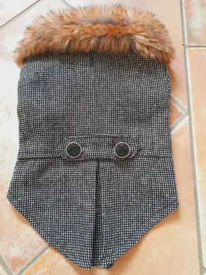 Edler Hunde-Mantel mit Kunstpelz und schimmernden Knöpfen Grösse XS