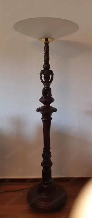 Antike Stehlampe aus massiver Eiche mit moderner Glasschale  Blickfang für jedes Zuhause!