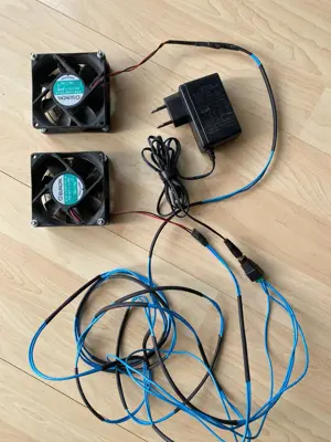 2 kleine Lüfter bzw. Ventilatoren