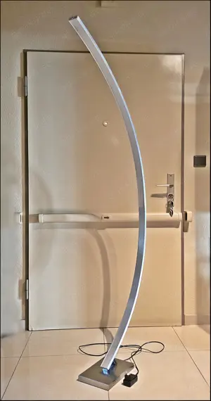 Fertig installierte Bogenleuchte in gebürstetem Silber -  fein, filigran, schmal und ultra-cool!