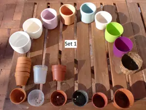 18 kleine Blumentöpfchen und 9 passende Übertöpfe