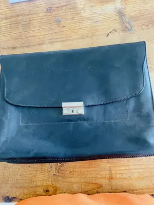 Schwarze Mappe aus echtem Leder - unter dem Arm zu tragen 25x35cm
