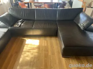 Großzügiges, schwarzes Ledersofa mit Chaiselongue