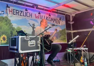 Live Musik Musiker Sänger Gitarrist Ein-Mann-Band kein DJ Bild 9