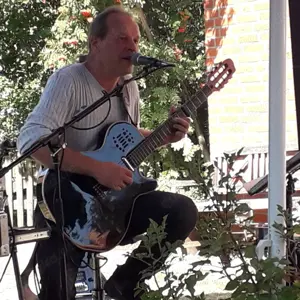 Live Musik Musiker Sänger Gitarrist Ein-Mann-Band kein DJ Bild 8