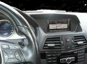 Schwarzes Mercedes-Benz Cabrio mit rotem Verdeck Bild 3