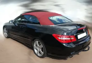 Schwarzes Mercedes-Benz Cabrio mit rotem Verdeck Bild 4