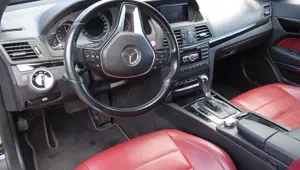 Schwarzes Mercedes-Benz Cabrio mit rotem Verdeck Bild 8