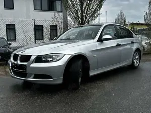 BMW 320 320i Bild 2