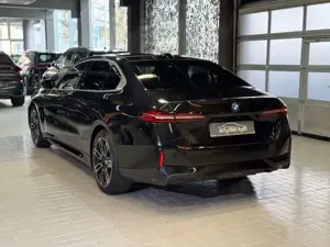 BMW 520 i M Sport~PANO~LED~KAMERA 360°~HEAD-UP Bild 5