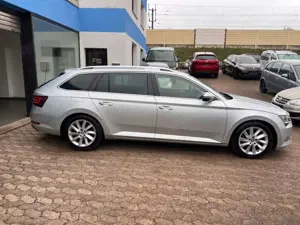 Skoda Superb Combi Premium Edition Leder~SpurAssi~ACC~ Bild 5