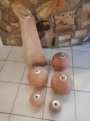 Wir bieten diverse Terracottakugeln mit Ölleuchten an. Neuware! 