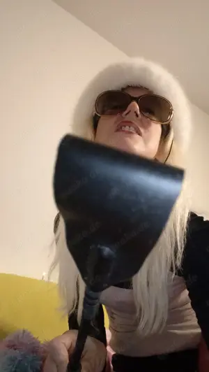 Strenge Erziehung für Diener und Sklaven online oder Real Termin