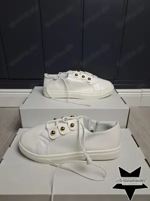Damenhalbschuh in weiß mit Messingverzierungen Größe 38