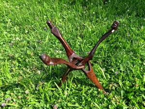 Malawi: Vintage Klapptisch mit geschnitzter Platte. Beistelltisch Bild 3