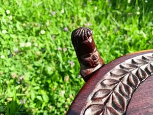 Malawi: Vintage Klapptisch mit geschnitzter Platte. Beistelltisch Bild 2