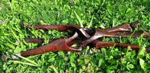 Malawi: Vintage Klapptisch mit geschnitzter Platte. Beistelltisch Bild 7