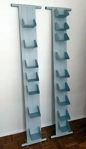 2 Metallregale zum Anlehnen an die Wand 