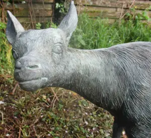 Bronzeskulptur "Stehende Rehgeiß" von Rottenecker