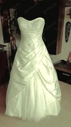 Brautkleid Gr. 38 von Lilly mit Schleppe