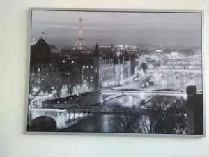 Pariser Bild mit Rahmen, 1 m x 1,40 m, schwarz-weiss, Eifelturm gelblich