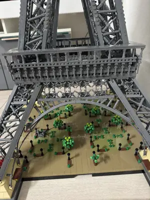 Eiffelturm Modell 01222 mit 10001 Bausteinen und Beleuchtung Bild 2