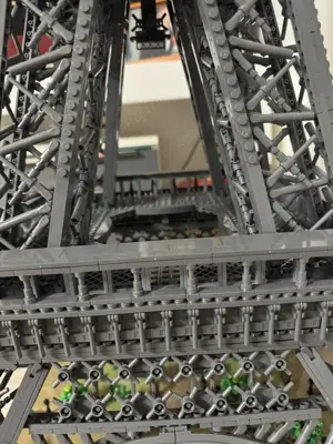 Eiffelturm Modell 01222 mit 10001 Bausteinen und Beleuchtung Bild 3