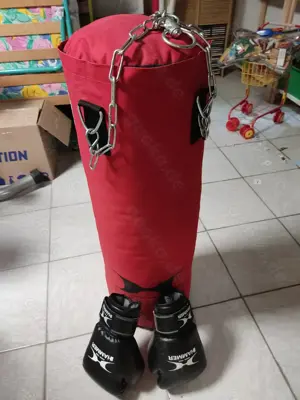 Hammer Boxsack mit Handschuhen