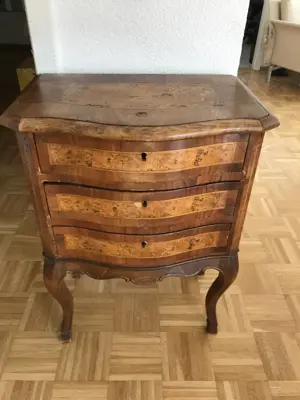 Kleine Barock Kommode, 18. Jh., Nussbaum