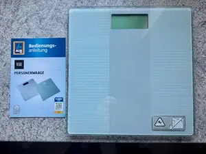Körperwaage aus Glas ist mit frischer Batterie