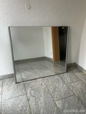 Stabiler, gepflegter Wandspiegel auf MDF - Platte