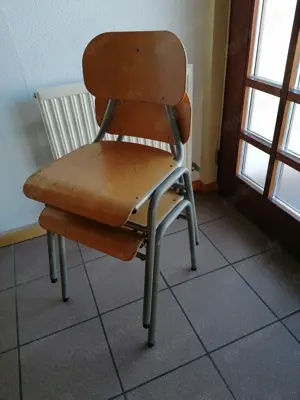 Stühle aus Schulbedarf