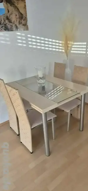 4 Esszimmer Stühle plus Esstisch 