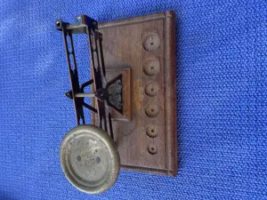 Waage antik restaurierungsbedürftig Holz und Metall