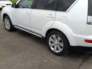 Mitsubishi Outlander 2.2 DI-D Sport Utility Vehicle 2 WD Bild 2