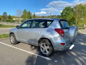 Toyota RAV 4 2.0 4x4 Automatik Bild 4