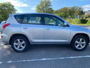 Toyota RAV 4 2.0 4x4 Automatik Bild 2