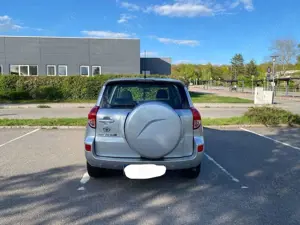 Toyota RAV 4 2.0 4x4 Automatik Bild 3