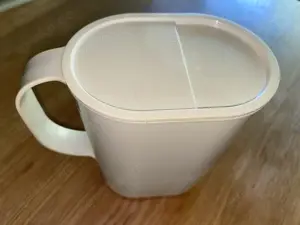 **reserviert** TUPPERWARE 1529-3 Milchkanne Saftkanne Saftkrug mit Deckel für die Kühlschranktür