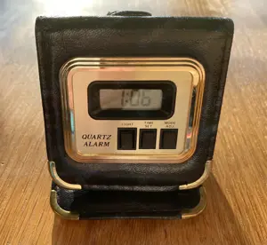 Alter LCD Wallet Reiseuhr 80er Travelling Clock Etui Schwarz Batterie selten OVP Bild 2