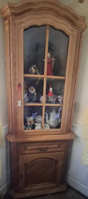 Schöner rustikaler Eck-Vitrinenschrank, helles Holz