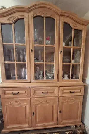 Gut erhaltener rustikaler Vitrinenschrank Naturfarben 
