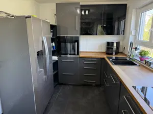 Grosse Ikea Küche mit Elektrogeräten in Hochglanz Grau