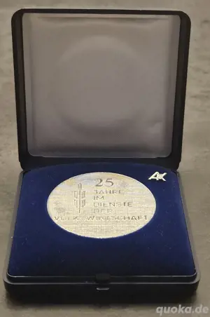 GEDENKMEDAILLE "AK-25 Jahre im Dienste der Volkswirtschaft" mit Schmuckschatulle u. Anstecknadel Bild 2