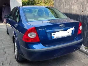 Ford Focus Focus Stufenheck 1.6 Ti-VCT Ghia Bild 2