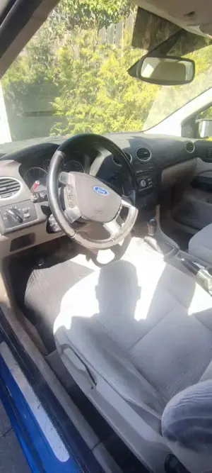 Ford Focus Focus Stufenheck 1.6 Ti-VCT Ghia Bild 3