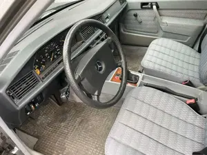 Mercedes-Benz 190 2.0  1. Hand Bild 3