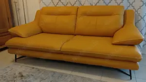 Hochwertiges Leder-Sofa in warmem Gelb