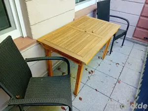Balkontisch und Stühle 